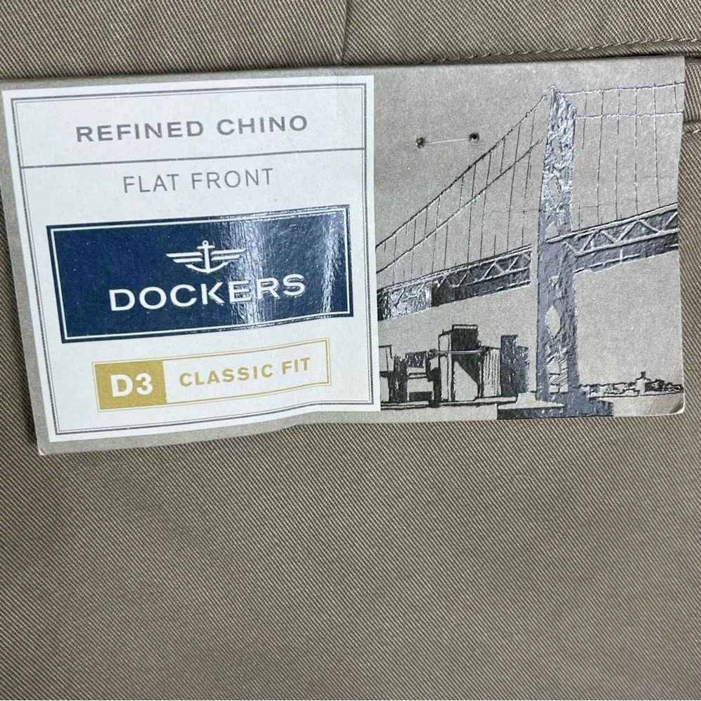 NWT Dockers Refined Chino Flat Front D3 Classic Fit Khaki Size 38W/32L